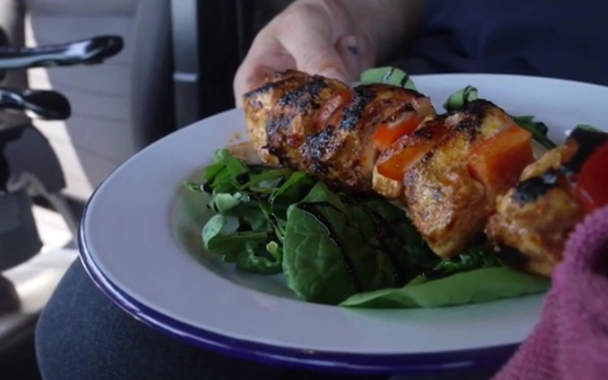 Сейчас британец не останавливается в забегаловках, а заезжает на фермерские рынки, чтобы купить свежие продукты и приготовить себе горячий и полезный обед Сейчас британец не останавливается в забегаловках, а заезжает на фермерские рынки, чтобы купить свежие продукты и приготовить себе горячий и полезный обед