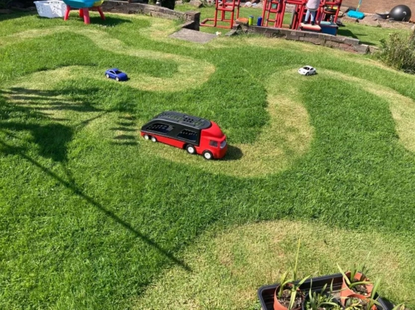 Саманта сделала для детей игровую площадку в саду, ни копейки не потратив на ее создание Саманта сделала для детей игровую площадку в саду, ни копейки не потратив на ее создание