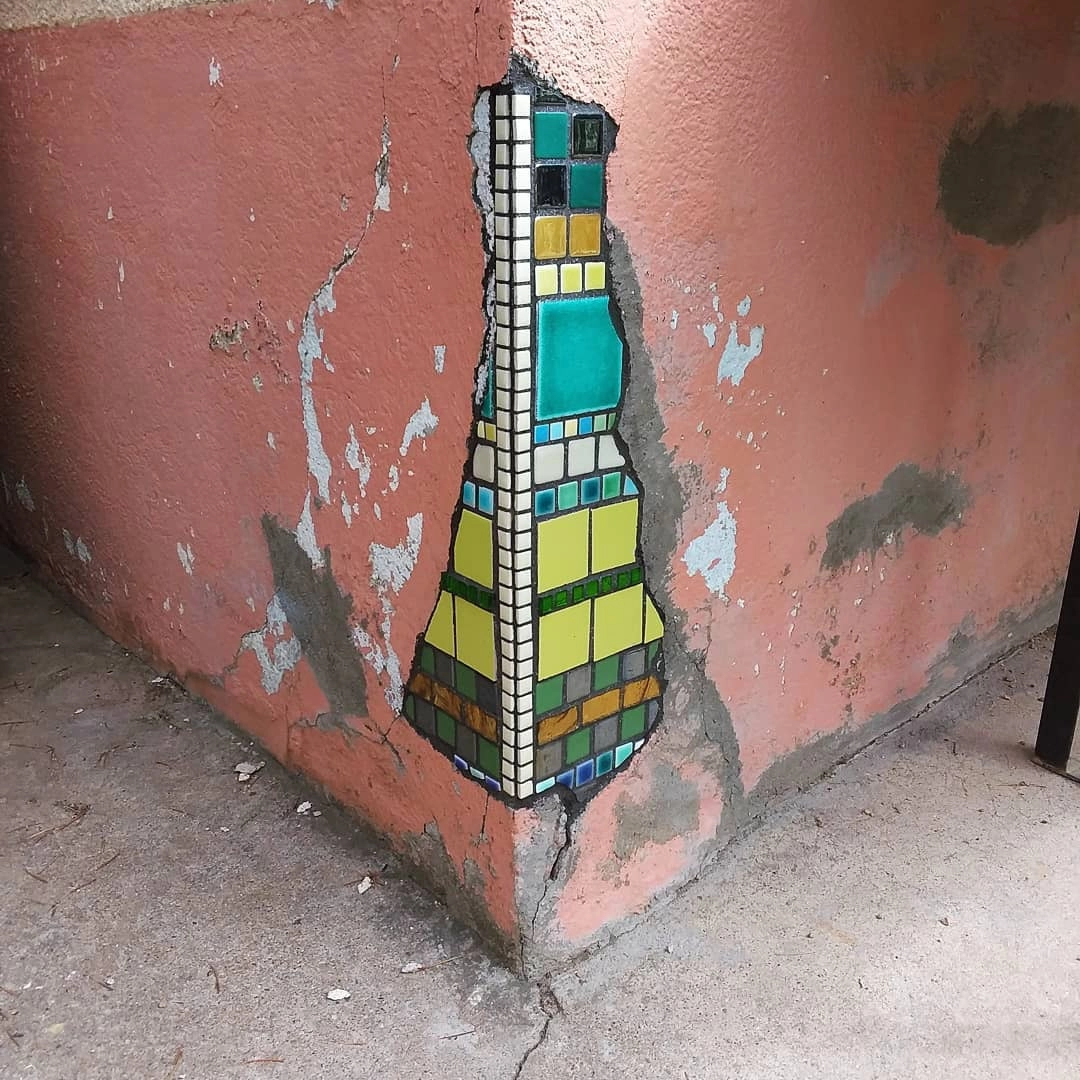 Можно сказать, что у француза есть миссия: залатать каждый разбитый тротуар и фасад дома в своем городе, заполнив выбоины красочными произведениями искусства