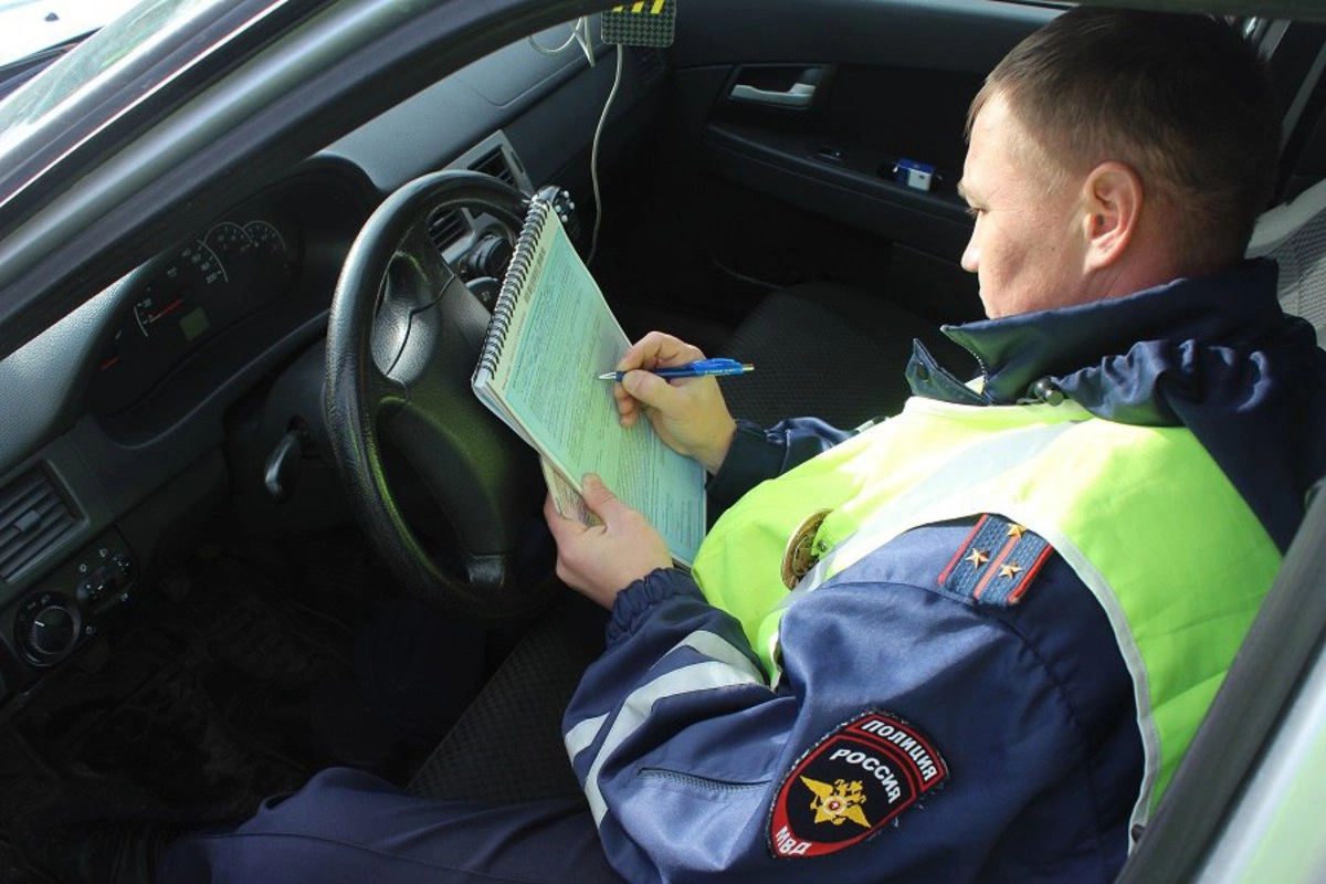 Сотрудник ГИБДД