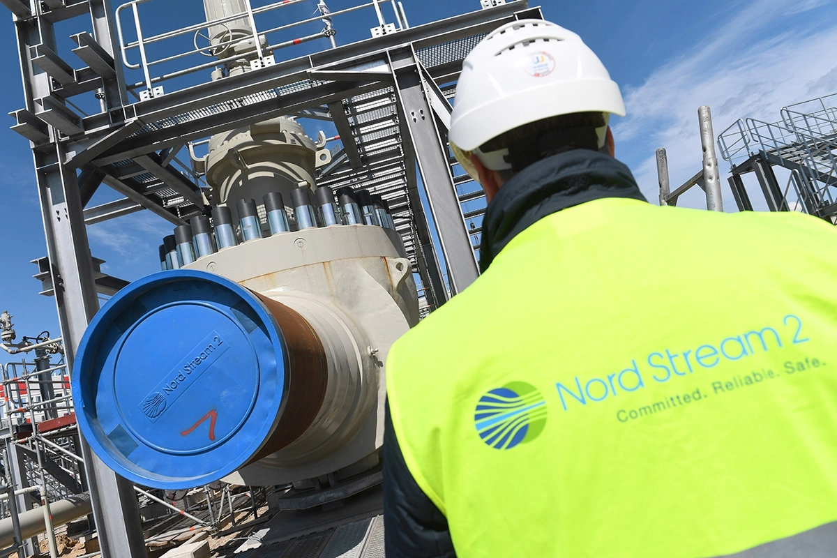 Рабочий на строительстве «Северного потока - 2» с логотипом Nord Stream 2 AG на жилете © DPA ТАСС