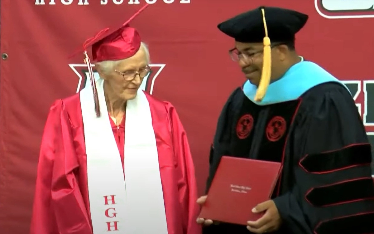 Только в 94 года Грейс Смит надела праздничную мантию и конфедератку, чтобы наконец-то получить аттестат об окончании средней школы