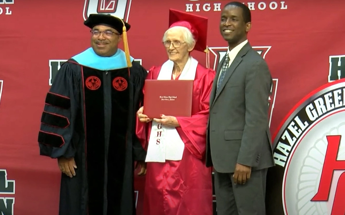 Пожилая женщина была невероятно рада тому, что наконец-то закончила школу