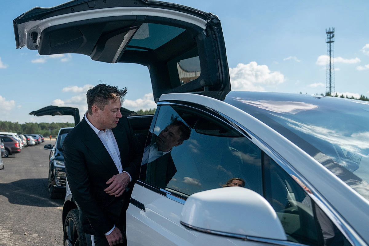 Илон Маск на заводе Тесла