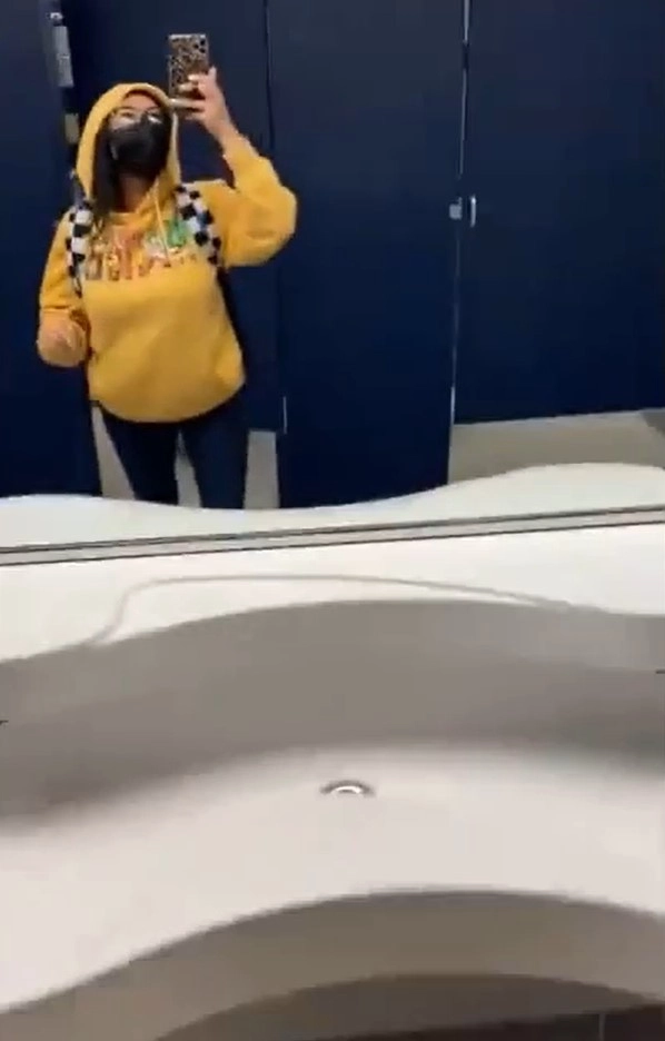 Кейси представилась именем своей дочери и весь день провела в школе, посещая занятия и общаясь с учителями и персоналом средней школы