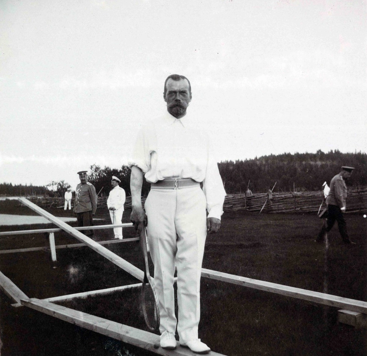 Николай II играет в бадминтон