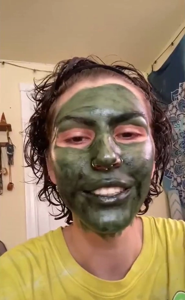 Девушка нанесла на лицо хлорофилловую маску, которая в последнее время пользуется большой популярностью среди тиктокеров