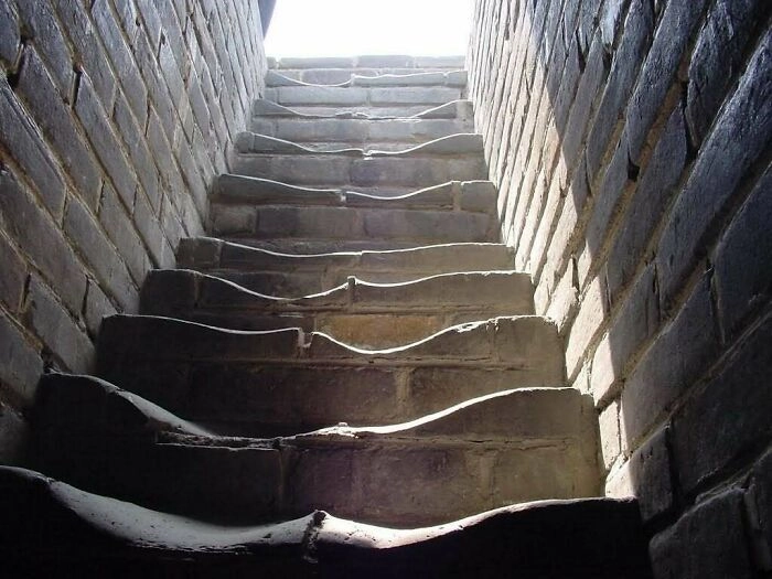 Лестница на Великой Китайской стене. Интересно, сколько людей по ней ходило?