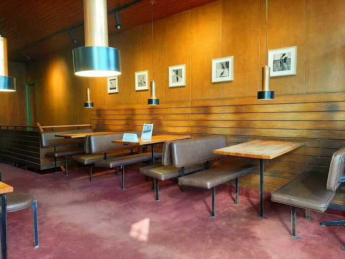 На стенах в этой старой кофейне остались тени там, где раньше сидели люди