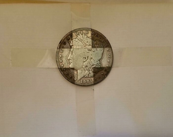 «Монета, оставленная в записной книжке моего отца. Осталась чистой только под лентой»