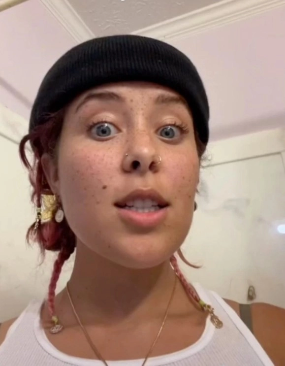 Миа рассказала, что живет одна и редко принимает гостей