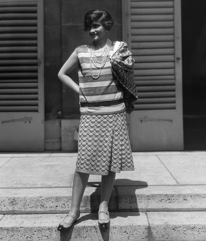 В 1920-х популярность приобрела загорелая кожа бронзового цвета. Случилось это после того, как Коко Шанель заснула на своей яхте. Загар стал символом статуса человека, который может позволить себе путешествия и отпуск. 