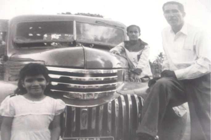 Эмилио был вторым по старшинству из 11 детей Альберто Флореса Мелендеса и Маргариты Маркес-Гарсиа