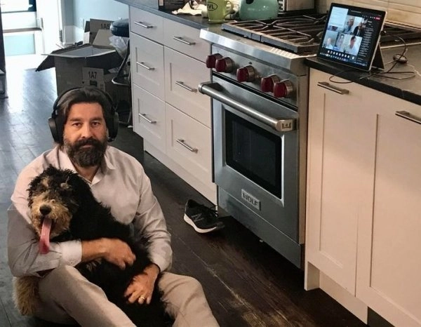 “У папы очень важное онлайн-совещание, но он не может отказать в обнимашках псу, которого еще пару месяцев назад не хотел”. 