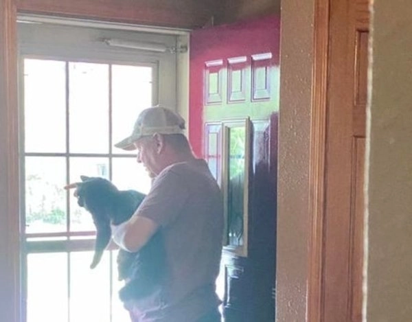 “Показывает коту (которого по началу хотел отдать родственникам) скворечник для птиц, сделанный своими руками”. 