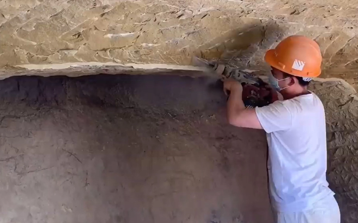 Мужчина буквально выдолбил квартиру для себя и для своей семьи прямо в скале