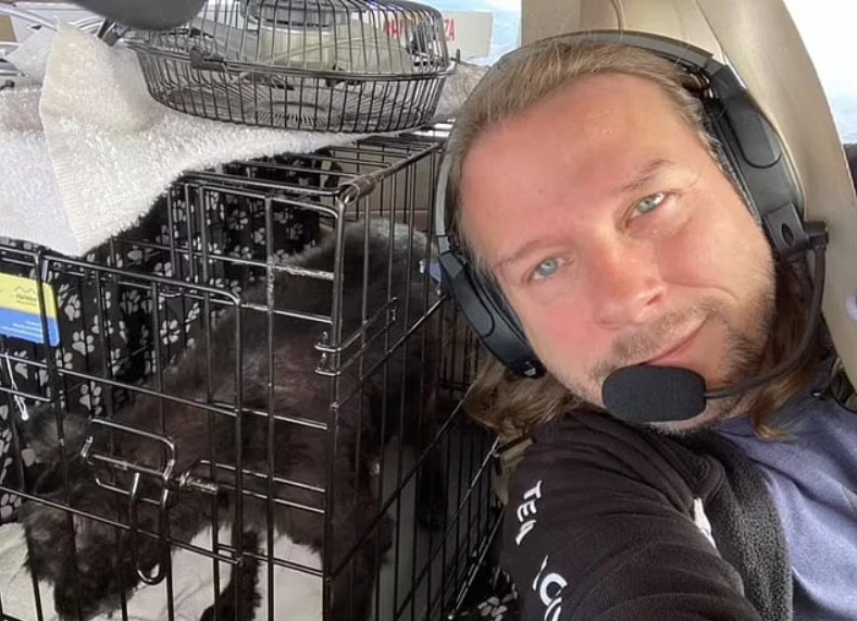 Пилот Джереми Уэйд решил доставить собакена к его семье в собственном самолете.