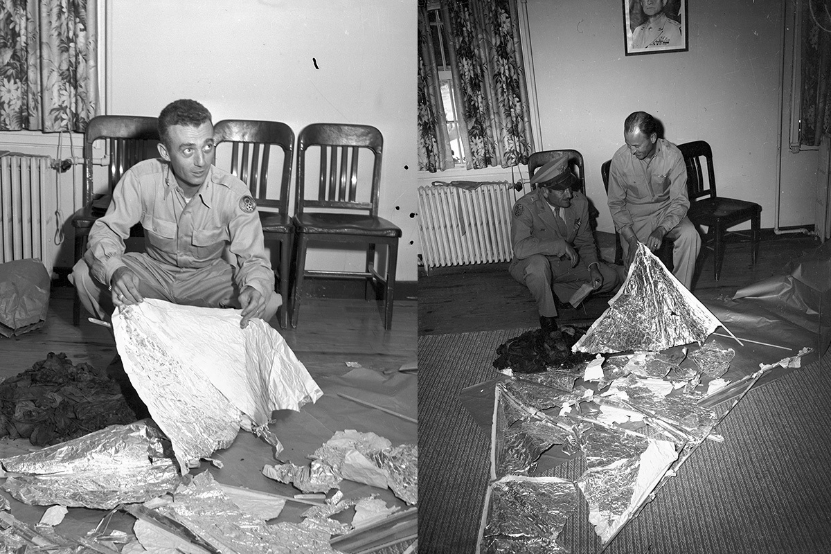 Майор Джесси Марсел и обломки летающего объекта, Форт-Уэрт, 8 июля 1947 года (слева), Бригадный генерал Роджер Рейми и полковник Томас Дюбоз (справа)