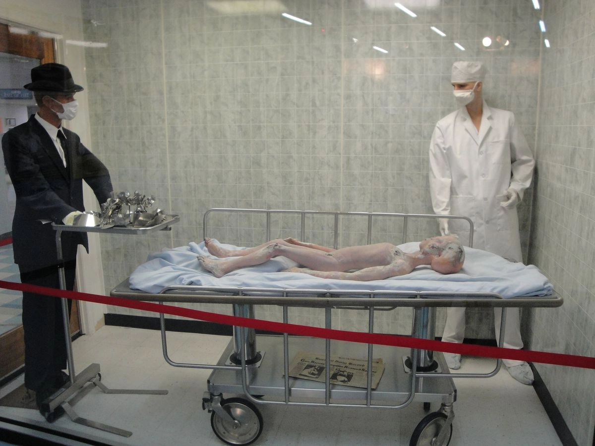 «Вскрытие пришельца» — инсталляция в Розуэлльском музее НЛО.