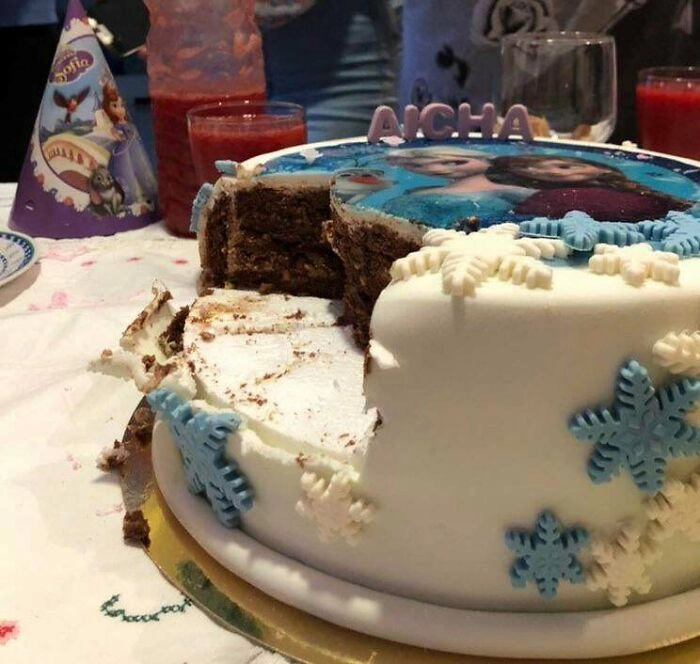 Половина торта оказалась его подставкой. 