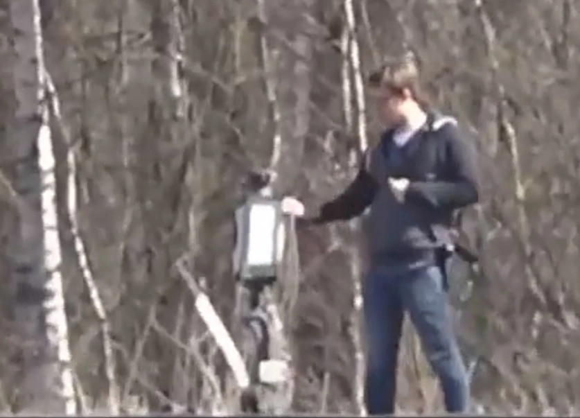 Человек, похожий на Паркера Уилсона, отпиливает указатель