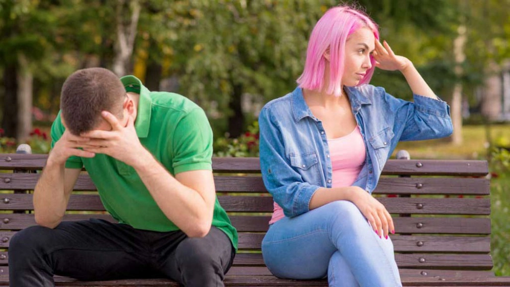 Сказал, что он миллионер, и приехал на тачке, которая гремела на 100 метров по округе, годов этак 90-х, может, правда, раритет собирал. Сказал, что тачка для души, а в гараже ещё есть парочка новых. 