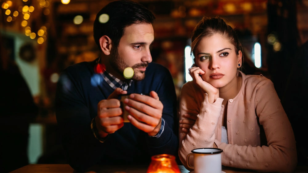 Предложил поехать на дачу, но с оговоркой, что у него денег на проезд нет. Искренне удивился, почему не согласилась. 