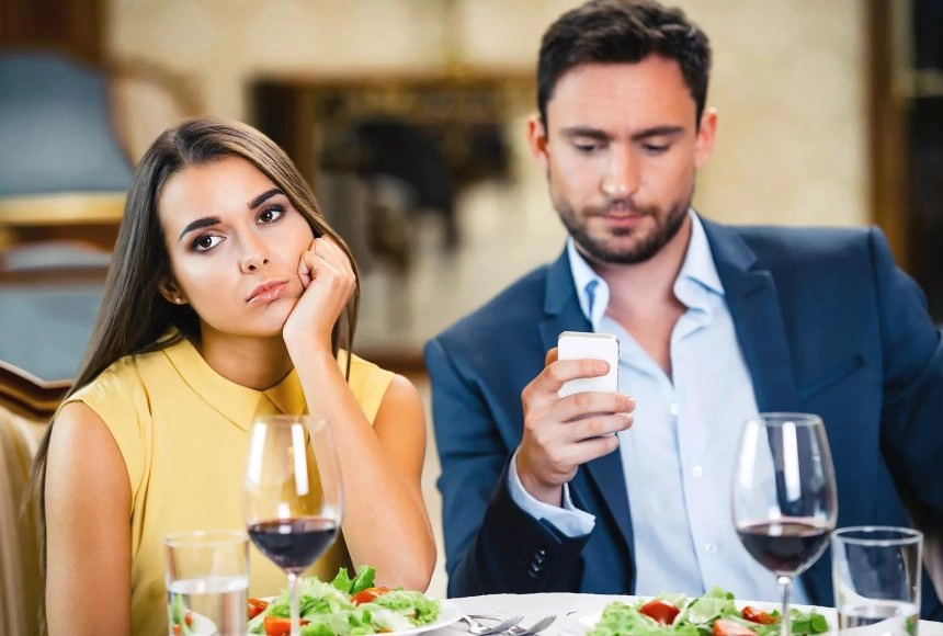 Он был милым, но неожиданно за ужином сказал: “Тебе бы похудеть килограмм на десять и будешь красоткой”. Я улыбнулась и заказала еще десерт. 