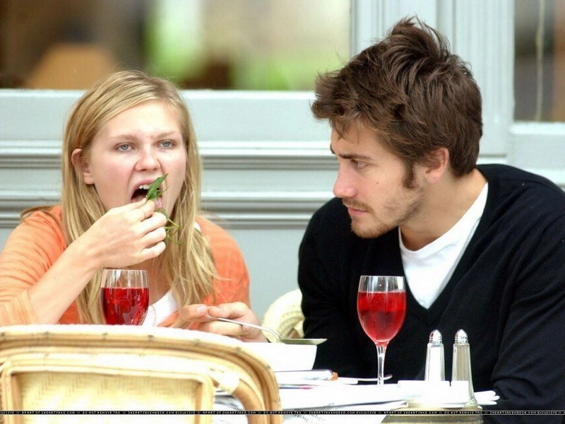 Я как-то познакомилась с парнем, он приехал с другого города, а я была на своей машине. И он мне принёс пакетик. Внимание! Пакетик собирала мама. В пакете домашние!!! Яйца (10шт), мёд домашний, грецкие орехи почищенные (мамой его) и несколько цветочков с грядки. Сказать, что я была удивлена - ничего не сказать. 