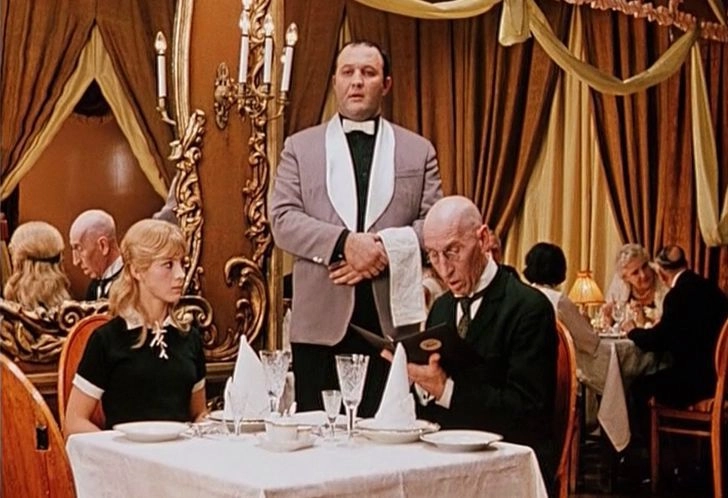 Приехал на свидание дедушка на 20 лет старше, чем на фото. Оказалось, что это были его фото в молодости. Ну подумаешь, забыл уточнить. 