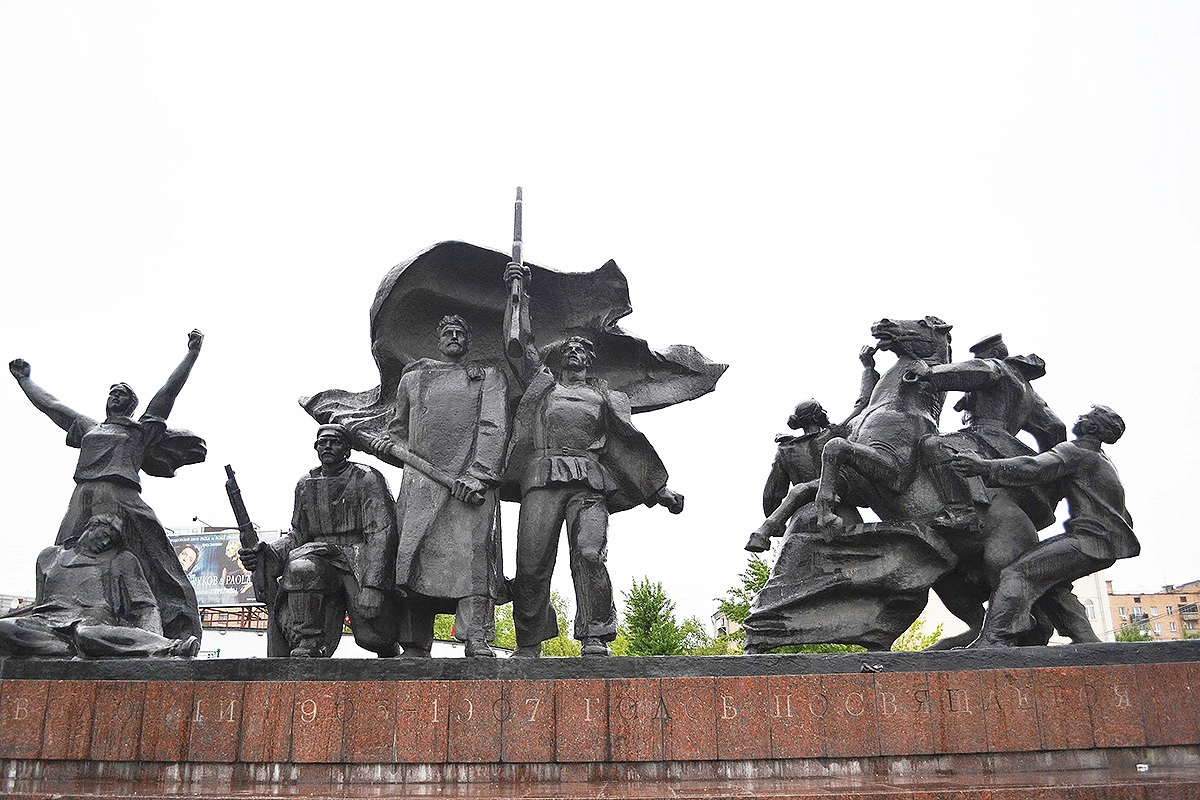 Монумент памяти революции 1905 года на площади Краснопресненская Застава в Москве