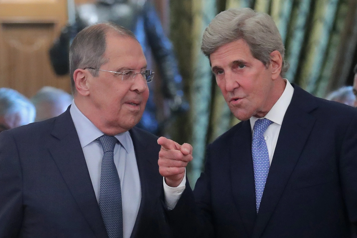 Министр иностранных дел России Сергей Лавров и спецпосланник президента США Джон Керри во время встречи в Доме приемов в Москве. Министр иностранных дел России Сергей Лавров и спецпосланник президента США Джон Керри во время встречи в Доме приемов в Москве.