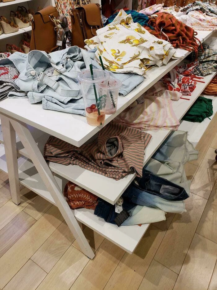 Неужели так трудно донести стаканчики до мусорки? 