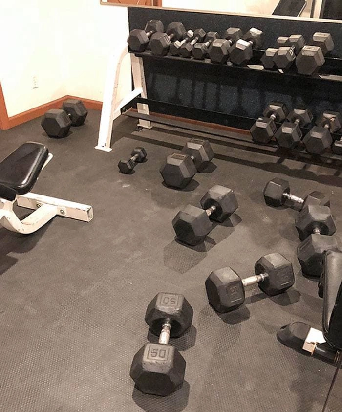 «А убрать за собой, силачи?». 