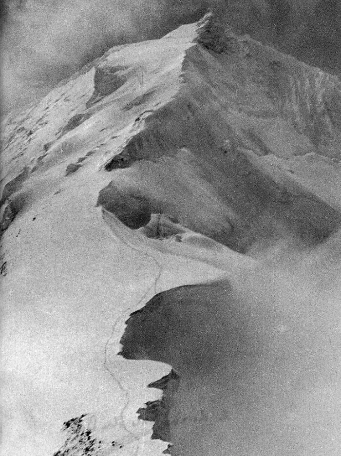 Просто красивый пейзаж? Не совсем. Этот снимок сделал альпинист Курт Дембергер после того, как его товарищ Герман Буль, шагающий за ним, на мгновение сошел с тропы и сорвался в пропасть. 