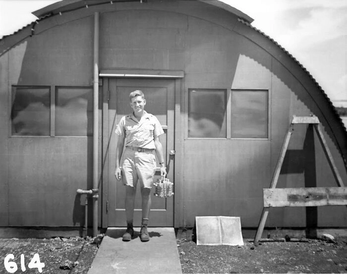 Просто мужчина у гаража? На фото американский физик Гарольд Агнью, держащий в руке ядерное ядро атомной бомбы, которая была сброшена на Нагасаки в 1945 году. В результате бомбежки погибло более 80 тысяч мирных жителей. 