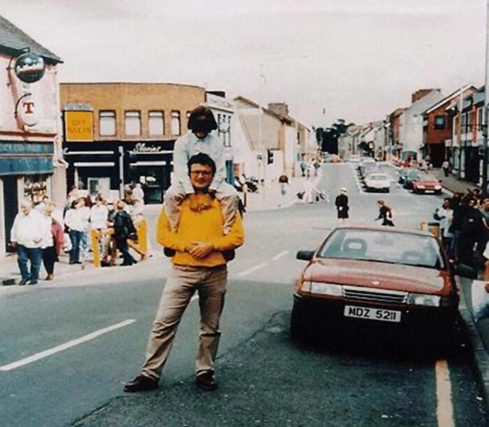 Обычный семейный снимок? Эта счастливая фотография отца и дочери была сделана за несколько минут до взрыва красного автомобиля в Северной Ирландии в 1998 году. 