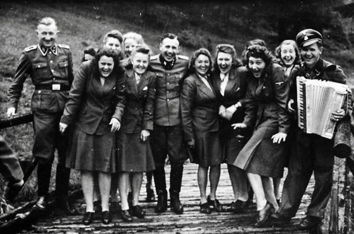 Весёлые друзья? Это охранники Освенцима наслаждаются выходным днем. В рабочее время они занимались тем, что убивали и мучили огромное количество людей. 
