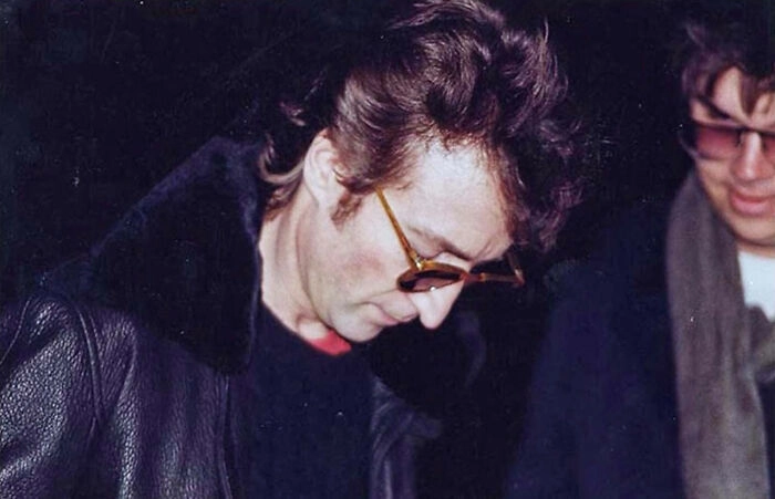 Это не типичный снимок от папарацци. Джон Леннон дает афтограф человеку, который через несколько часов лишит его жизни. 