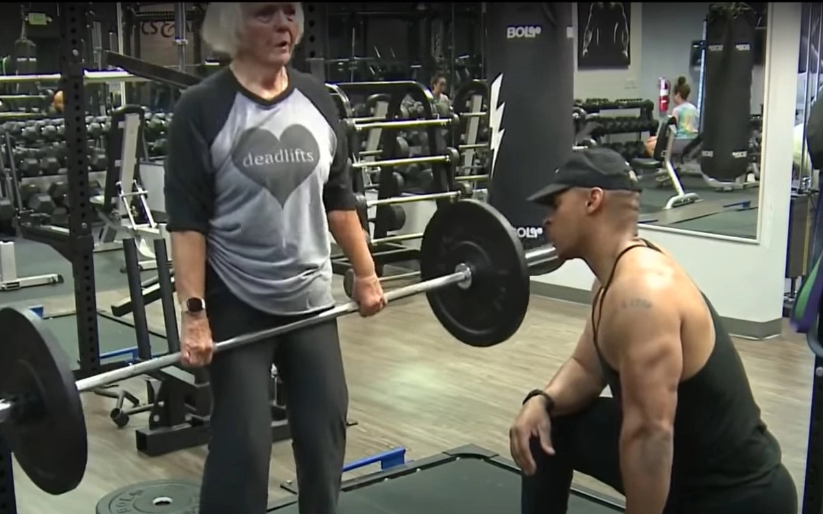 После нескольких месяцев тренировок подвижность, сила и выносливость пожилой женщины заметно улучшились.