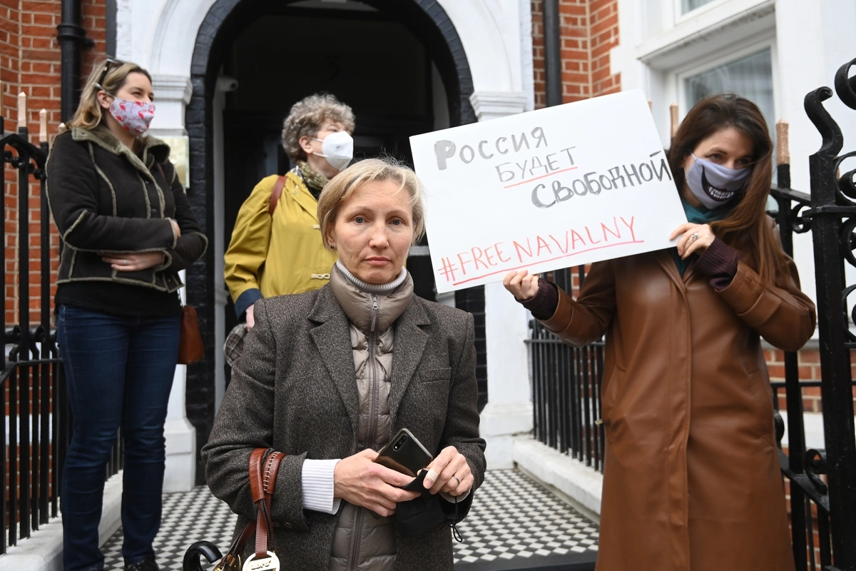 Вдова экс-сотрудника ФСБ Александра Литвиненко Марина на акции в поддержку Алексея Навального у здания посольства РФ в Лондоне