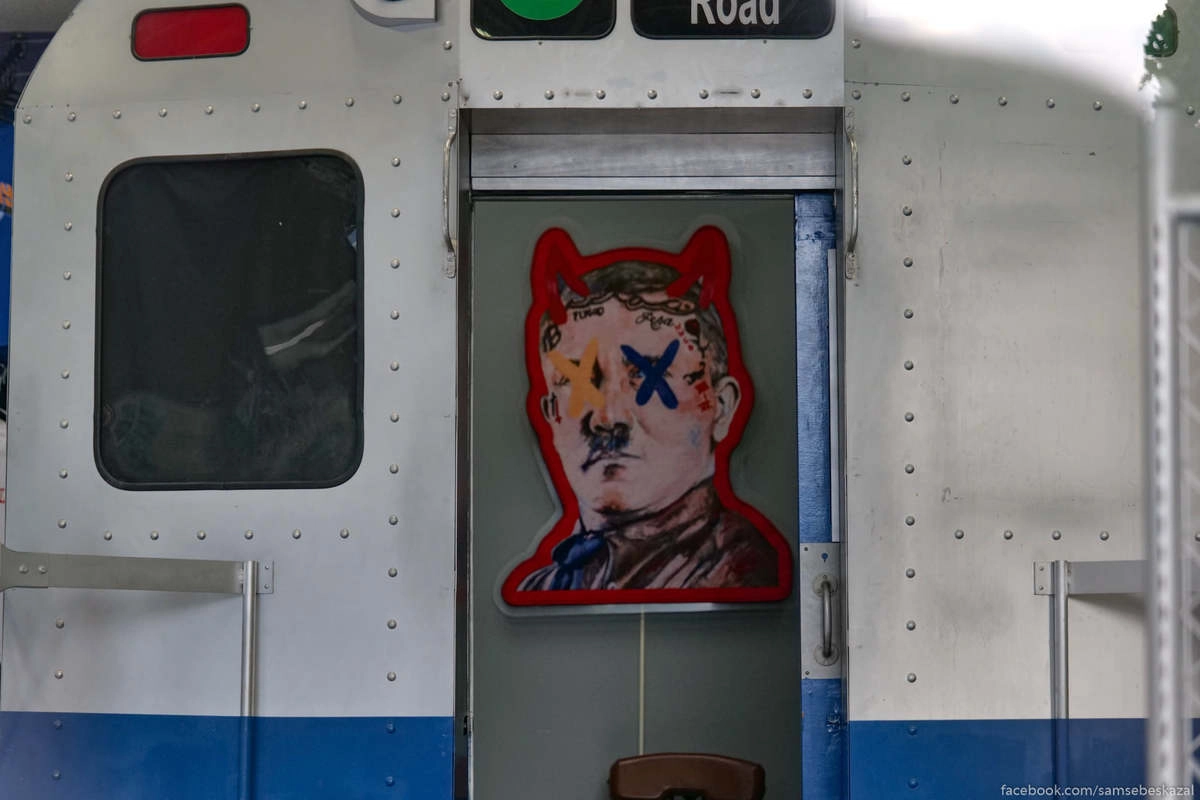 Внутри салона кабинки в виде вагонов нью-йоркского метро, где делают татуировки. В одной обнаружился Гитлер.
