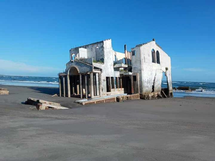 Возможно, заброшенный дом был унесен мощным ураганом «Митч», после которого оказался в океане и со временем прибился к берегу. 