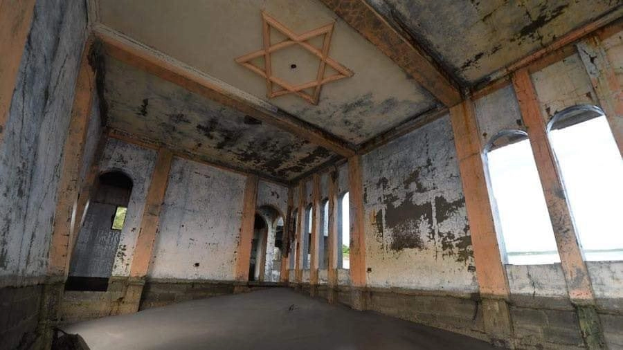 Позже отель стал штаб-квартирой для религиозной организации, что объясняет наличие большой звезды Давида на потолке. Позже отель стал штаб-квартирой для религиозной организации, что объясняет наличие большой звезды Давида на потолке.