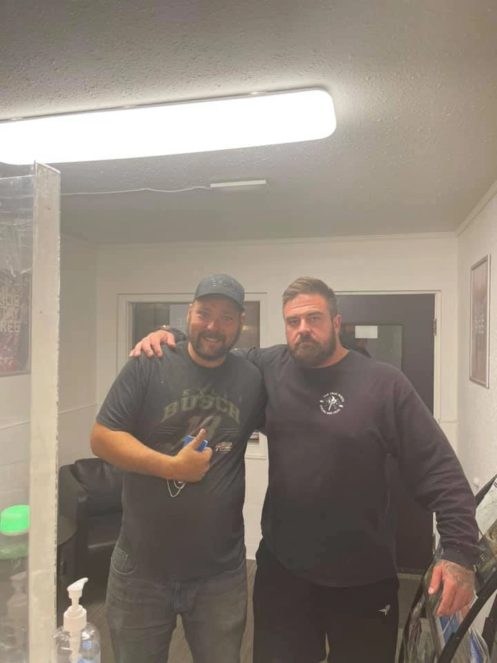 В прошлом Брайден тоже был наркоманом, но успешно прошел курс реаблитации и теперь возглавляет организацию, оказывающую помощь наркозависимым. 