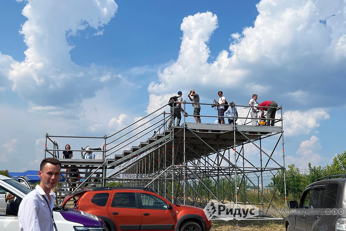 Пресс-платформа, на которую пригласили журналистов для съемки летной программы. На самом МАКС-2021 с нее тоже можно будет посмотреть летную программу, но за отдельную плату Пресс-платформа, на которую пригласили журналистов для съемки летной программы. На самом МАКС-2021 с нее тоже можно будет посмотреть летную программу, но за отдельную плату