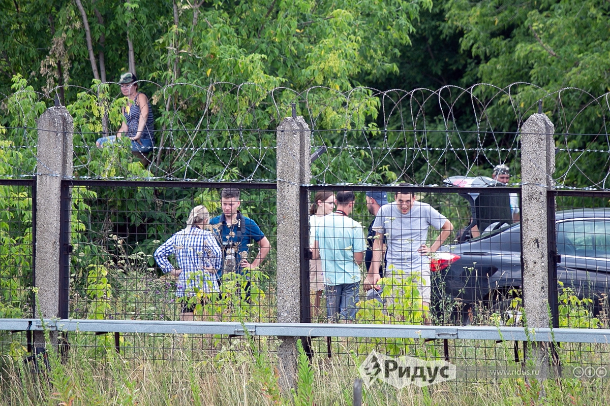 В нескольких метрах собрались желающие посмотреть на летную программу ещё до МАКС-а В нескольких метрах собрались желающие посмотреть на летную программу ещё до МАКС-а