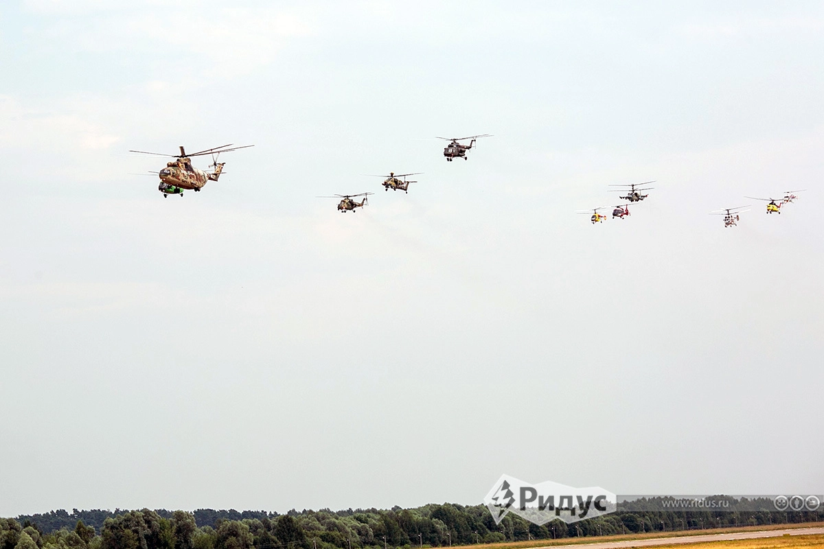 Первой прошла группа вертолетов холдинга Первой прошла группа вертолетов холдинга