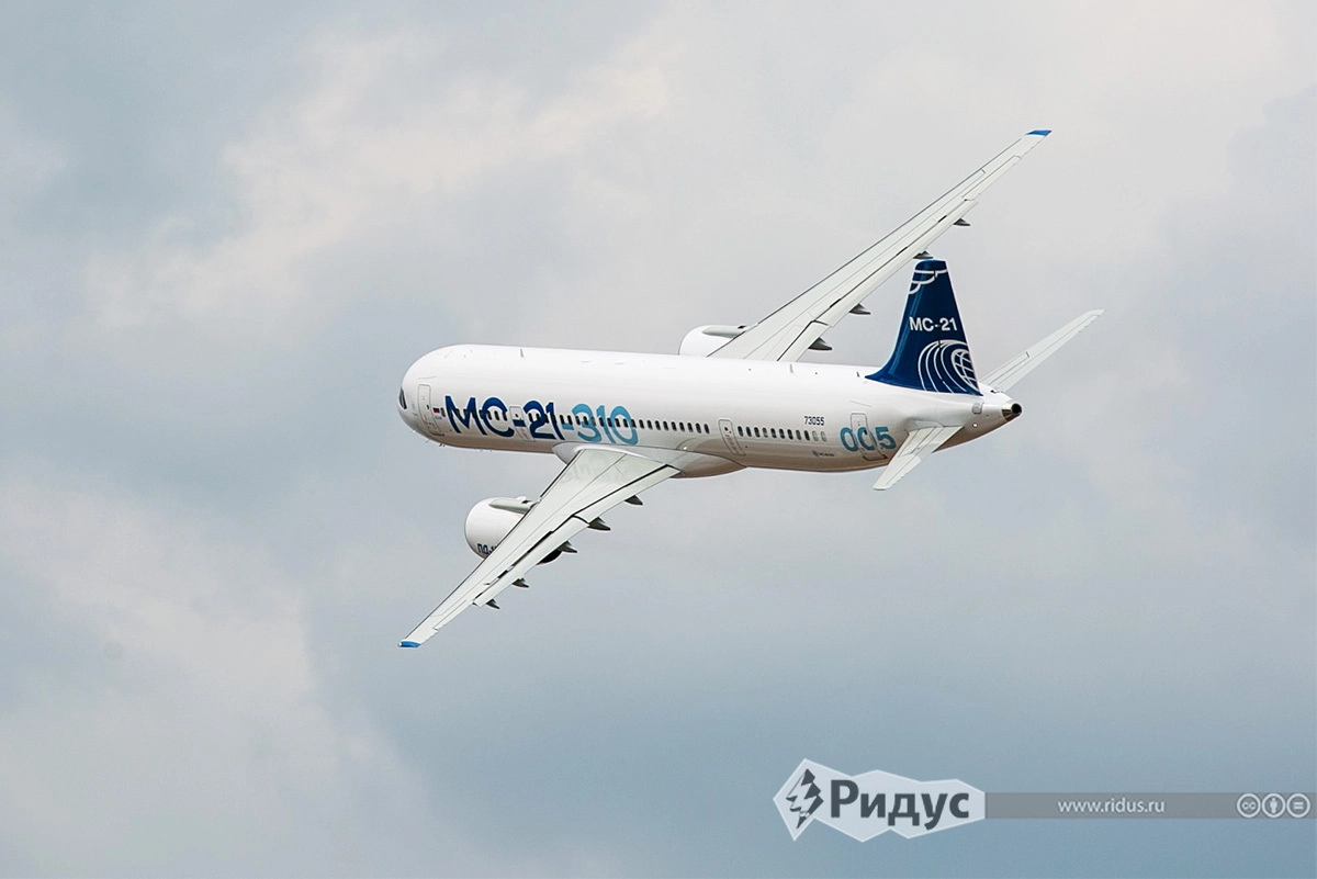 МС-21-310 продемонстрировал крутые виражи, быстро набрав высоту, а затем описав малый круг над аэродромом. Редко можно увидеть такие трюки от пассажирского самолета МС-21-310 продемонстрировал крутые виражи, быстро набрав высоту, а затем описав малый круг над аэродромом. Редко можно увидеть такие трюки от пассажирского самолета