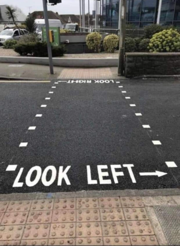 Надпись: посмотрите налево. 